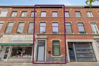 Ruime stadswoning met 6 kamers en 5 badkamers in het centrum van Leuven.Extra troeven zijn de grote stadstuin met berging, 2 terrassen en een...