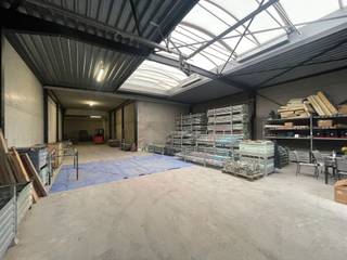 Opslagruimte te huur in Ninove met vlotte toegang naar de Expresweg. De unit van 450 m² beschikt over een hoogte van 4 meter,...