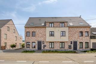 <p>Hulshout: modern duplex appartement met 2 ruime terrassen en vrij uitzicht.</p>
<p>Dit instapklare duplexappartement is rustig gelegen in Hulshout, op slechts 15 minuten rijden van Aarschot. Openbaar vervoer bevindt zich op wandelafstand en ook het treinstation en de autostrade zijn vlot bereikbaar. Een ideale combinatie van rustig wonen en goede bereikbaarheid.</p>
<p>Het appartement maakt deel uit van een kleinschalige residentie uit 2018 en is kwalitatief afgewerkt. Dankzij het uitstekende E-peil (EPB 39 kWh/m² jaar), conforme elektriciteit en zonnepanelen geniet u van energiezuinig wooncomfort. De lage gemeenschappelijke kosten en twee ruime terrassen met vrij uitzicht zijn extra troeven.</p>
<p><strong>INDELING:</strong></p>
<p><strong>Eerste verdieping:</strong> inkomhal, open keuken met kookeiland, lichtrijke woonkamer, badkamer met ligbad en inloopdouche, gastentoilet, wasplaats/berging, berging onder de trap en ruim terras</p>
<p><strong>Tweede verdieping:</strong> nachthal, apart toilet, twee slaapkamers, ruim terras en zolder/opbergruimte</p>
<p><strong>Extra:</strong> mogelijkheid tot het bij aankopen van een garagebox</p>
<p><strong>TROEVEN:</strong></p>
<ul><li>Instapklaar en kwalitatief afgewerkt</li><li>Energiezuinig met EPB 39 kWh/m² jaar en zonnepanelen (inbegrepen in de prijs)</li><li>Twee ruime terrassen met vrij uitzicht</li><li>Lage gemeenschappelijke kosten</li><li>Kleinschalige residentie uit 2018</li><li>Rustige en goed bereikbare ligging</li></ul>
<p>Bent u op zoek naar een modern en energiezuinig duplex appartement met veel buitenruimte? Ontdek deze eigendom in Hulshout en plan vandaag nog uw bezoek!</p>
<p><strong>JOUW DROOMAPPARTEMENT. ZO GEVONDEN!</strong></p>
