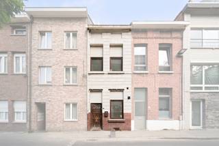 Knusse, op te frissen woning met 3 slaapkamers en koer, in Mechelen centrum!Ideale woning voor wie graag een knusse woning wil kopen en graag...