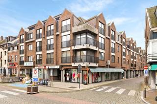 Appartement te koop – Markt 23 W3, Zele – €259.000. Nieuw TE KOOP via Capston: dit aangename appartement bevindt zich op een absolute toplocatie in het hart van Zele, aan de Markt. Winkels, horeca en openbaar vervoer liggen allemaal op wandelafstand, wat zorgt voor optimaal wooncomfort. Het appartement is gelegen op de eerste verdieping van een verzorgd gebouw met lift en beschikt over een zuidgericht terras aan de rustige achterzijde. De indeling omvat een lichtrijke leefruimte, een ingerichte keuken, 2 slaapkamers en een badkamer. Het appartement is vrij bij akte, wat het ook interessant maakt als investering. Troeven op een rij: Centrale ligging aan de Markt van Zele, 2 slaapkamers, Eerste verdieping met lift, Zuidgericht terras, EPC: 176 kWh/m² – Label B (geen renovatieverplichting), P-score: A | G-score: A, Stedenbouwkundige info: Wg, Gmo, Gvkr, Gvv, Vg, Een ideale opportuniteit voor wie comfortabel en centraal wil wonen of op zoek is naar een zorgeloze investering. GRATIS SCHATTING!