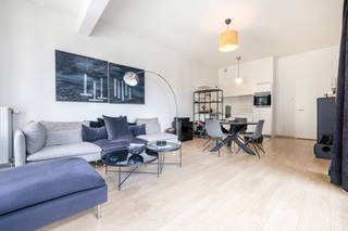 BRUSSEL-CENTRUM, wijk Martelarenplein – Op de 5e verdieping van een gebouw uit 2013 bevindt zich dit mooie appartement van 87 m², in goede algemene staat en met een prachtig terras van 25 m². Het appartement omvat een inkomhal, een leefruimte van 35 m², een uitgeruste keuken, een slaapkamer van 13 m², een douchekamer, een apart toilet en een wasruimte. Kelder nr. 61 inbegrepen. Maandelijkse lasten: € 235 voor de gemeenschappelijke kosten, verwarming en water, plus € 13 voor het reservefonds. Momenteel verhuurd voor € 1.045 per maand met een huurcontract van 9 jaar, ingegaan op 1 oktober 2020. Dubbele beglazing, collectieve gasverwarming met warmtekrachtkoppeling en videofoon. EPC: C+. Oppervlaktes ter indicatie.