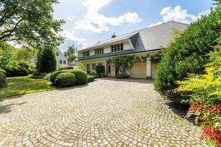 VILLA MET BINNENZWEMBAD EN TENNISTERREIN NABIJ HET PARK VAN SCHILDEOp een uitzonderlijke locatie nabij het Park van Schilde bevindt zich deze villa...