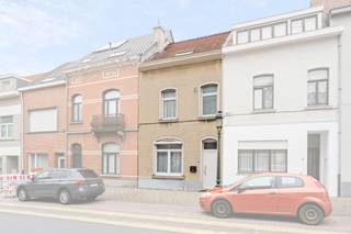 Te koop in Wemmel, centraal gelegen woning met 4 slaapkamers.Deze gesloten bebouwing is gelegen in het centrum van Wemmel. De woning telt 4...