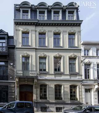 Quares - TREVI Groep presenteert :Ruim twee slaapkamer appartement in stijlvol gerenoveerde herenwoning!Een indrukwekkende, marmeren inkomhal leidt...