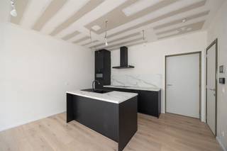 <p><span>Exclusief wonen in 'The Vault': Modern 1-slaapkamerappartement in hartje Antwerpen</span></p><p><span>Droomt u van een luxueuze uitvalsbasis in de bruisende Antwerpse Theaterbuurt? Welkom in 'The Vault', een architecturaal hoogstandje van de hand van Luc Binst. Dit exclusieve nieuwbouwproject combineert de energie van het stadscentrum met de serene rust van een verkeersluwe zijstraat. Hier woont u in een BEN-woning (Bijna Energie Neutraal) van topniveau, waar stijl en duurzaamheid hand in hand gaan.</span></p><p><span> </span></p><p><span>Lichtrijke leefruimte & open keuken</span></p><p><span>Bij binnenkomst ervaart u direct het kwalitatieve karakter van dit appartement van ca. 57 m². Dankzij de kamerhoge raampartijen baadt de leefruimte in het daglicht, wat zorgt voor een heerlijk open en luchtig gevoel. De open keuken is naadloos geïntegreerd in het geheel en afgewerkt met materialen van hoog niveau. Of u nu de dag start met een ontbijt of vrienden ontvangt voor een diner: de ruimte ademt klasse en comfort.</span></p><p><span> </span></p><p><span>Terras</span></p><p><span>Een grote troef is het overdekte terras van ca. 5 m², de perfecte plek om in alle privacy te genieten van een kop koffie of een goed boek.</span></p><p><span> </span></p><p><span>Slaapkamer & Comfort</span></p><p><span>De slaapkamer is een oase van rust, afgewerkt met oog voor detail. De badkamer is modern ingericht met een inloopdouche en een stijlvol lavabomeubel. Daarnaast beschikt het appartement over een praktische berging, wat zorgt voor een opgeruimd interieur. Dankzij de ventilatie type D geniet u bovendien altijd van een gezond binnenklimaat.</span></p><p><span> </span></p><p><span>Duurzaamheid op topniveau</span></p><p><span>Dit appartement is gebouwd met de toekomst in gedachten. Met een energiepeil van 20 of lager is de woning officieel BEN (Bijna Energie Neutraal). De integratie van zonnepanelen zorgt niet alleen voor een duurzame levensstijl, maar ook voor een aanzienlijk lagere energiefactuur.</span></p><p><span> </span></p><p><span>De 'Place to be': Theaterbuurt</span></p><p><span>Alles wat Antwerpen te bieden heeft, ligt aan uw voeten: van de luxueuze boetieks in de Schuttershofstraat en de Meir, tot de culinaire wereldtop bij de nabijgelegen Botanic Sanctuary. Cultuurliefhebbers halen hun hart op met de Bourlaschouwburg en het Stadspark op wandelafstand.</span></p><p><span> </span></p><p><span>De highlights op een rij:</span></p><p><span>- Architecturale klasse: Ontwerp van de befaamde Luc Binst.</span></p><p><span>- Uiterst energiezuinig: BEN-woning (E20 of lager) inclusief zonnepanelen.</span></p><p><span>- Toplocatie: Gelegen in het hart van de Theaterbuurt, nabij de Botanic Sanctuary en de Meir.</span></p><p><span>- Instapklaar: Hoogwaardige afwerking met veel lichtinval door riante raampartijen.</span></p><p><span>- Buitenplezier: Overdekt terras van ca. 5 m².</span></p><p><span> </span></p><p><span>Bent u op zoek naar een unieke woonst of een slimme investering in het kloppend hart van Antwerpen? Dit is uw kans. Neem snel contact op voor een bezichtiging!</span></p><p><span> </span></p><p><span>*Verkoop onder 21% btw.</span></p>