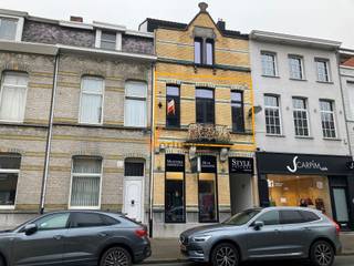 <p><span>Welkom in deze studio gelegen in het hart van Brasschaat! </span></p><p><span> </span></p><p><span>De studio ( 46m²) beschikt over een moderne, volledig uitgeruste open keuken met stijlvolle kasten, een elegant werkblad en alle nodige apparatuur. Dit ruimtelijke keuken gedeelte vloeit naadloos over in de vriendelijke leefruimte, waardoor een aangename, open sfeer ontstaat.</span></p><p><span> </span></p><p><span>Het licht en luchtig interieur wordt versterkt door grote ramen die volop natuurlijk licht binnenlaten. De warme houten vloeren geven het geheel een gezellige uitstraling. Extra veel opslagruimte wordt geboden door een praktische ingebouwde kast met open vakken, ideaal voor boeken, decoratie en persoonlijke spullen.</span></p><p><span> </span></p><p><span>De fraaie badkamer is voorzien van hoogwaardige afwerking met marmer tegels, een moderne glazen douchewand, een stijlvolle witte badkamer meubel en een designradiator. </span></p><p><span> </span></p><p><span>Deze studio is geïntegreerd in een karakteristiek historisch pand in de winkelstraat van Brasschaat, waar u direct omgeven bent door winkels, restaurants en alle voorzieningen. </span></p><p><span> </span></p><p><span>-></span><span> onmiddelijk beschikbaar</span></p><p><span>-> AO: 35€ (water + minuterie )</span></p><p><span>-> EPC: 322</span></p><p><span> </span></p><p><span> </span></p>