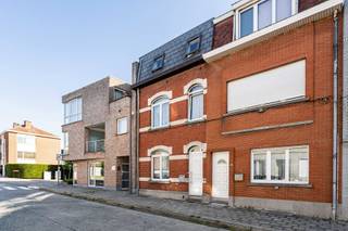 <p><strong>Bent u op zoek naar een instapklare eengezinswoning met maar liefst vier slaapkamers? Dan is deze woning met een bewoonbare oppervlakte van 201 m² zeker een bezoek waard!</strong><br />Gelegen in de Frans Timmermansstraat geniet deze woning van een uitstekende bereikbaarheid. Scholen, winkels, openbaar vervoer en het centrum bevinden zich op wandelafstand. Ook met de wagen bent u vlot verbonden met de Ring.<br /><br /><span>Indeling</span><br /><br />We komen binnen in de inkomhal, die ons naar de gezellige woon- en eetkamer leidt. Aansluitend aan de eetkamer bevindt zich de ruime keuken, die voorzien is van alle comfort. Verder vinden we op het gelijkvloers nog een praktische berging en een gastentoilet.<br /><br />Op de eerste verdieping bevinden zich twee ruime slaapkamers, een zéér ruime dressing en een volledig vernieuwde badkamer. Deze is uitgerust met zowel een inloopdouche als een ligbad.<br /><br />De tweede verdieping beschikt over een kleine bureau en twee volwaardige slaapkamers. Vanuit deze verdieping heeft u bovendien toegang tot het prachtige dakterras. De ideale plek om heerlijk te ontspannen en te genieten van het mooie uitzicht.<br /><br /><strong>TROEVEN:</strong><br />- Gunstig EPC (energiescore B)<br />- Elektriciteit conform<br />- Volledig instapklaar, recente totaalrenovatie badkamer/dressing<br />- Gunstige ligging nabij centrum Zellik<br /><br />Daarnaast beschikt de woning over een kelder en een zolder. Aan opbergruimte geen gebrek is.<br /><br />Wordt deze instapklare woning uw nieuwe thuis? Maak vandaag nog een afspraak voor een bezoek!<br /><strong>info@impromove.be – 02 887 80 56</strong></p>