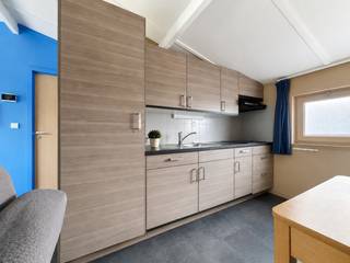 Deze charmante op te frissen bungalow bevindt zich op een rustige ligging aan de westzijde van de vijver in het vakantiedomein Sunparks. Dankzij de uitstekende ligging op wandelafstand van de duinen, het strand en Nieuwpoort-Bad geniet u hier van de perfecte combinatie van rust, natuur en de nabijheid van de zee.<br />De woning beschikt over een lichtrijke leefruimte met open keuken, die rechtstreeks toegang biedt tot de volledig omheinde tuin en de praktische buitenberging. Verder zijn er twee comfortabele slaapkamers en een badkamer met ligbad en toilet aanwezig. De nabijheid van de gemeenschappelijke parking zorgt bovendien voor extra gebruiksgemak.<br />Het domein biedt tal van recreatieve faciliteiten, waaronder een subtropisch zwemparadijs, een uitgestrekte vijver, sportvelden en diverse ontspanningsmogelijkheden in een groene en autoluwe omgeving.<br />Deze bungalow vormt de ideale uitvalsbasis als tweede verblijf aan zee en is zowel geschikt voor eigen gebruik als voor wie op zoek is naar een interessante investering met verhuurpotentieel, op een uitstekende locatie.