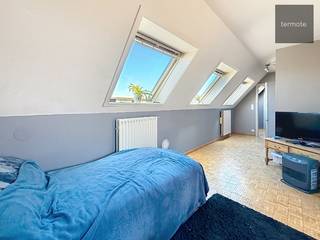 Dit gezellige dakappartement is zeer rustig gelegen op de derde verdieping op een rustige locatie achter de kerk van Beveren-Leie.<br />De eigendom is momenteel goed verhuurd en dus ideaal als investering. Maar gezien de lagere prijscategorie ook geschikt als starterswoning.<br />Het appartement omvat inkomhall met gastentoilet, berging, badkamer met ligbad en lavabo, gezellige leefruimte met parketvloer, keuken en één slaapkamer.<br />Beneden is er ook nog een handige kelderberging.<br />Er wordt de mogelijkheid geboden om een aparte garagebox bij te kopen (+ € 20.000)<br />Benieuwd? Vraag vandaag nog uw bezoek!
