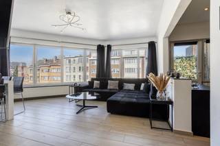 Instapklaar en lichtrijk hoekappartement gelegen op de 3e verdieping van een klein gebouw in Ganshoren. Het is gelegen in dichte nabijheid van winkels/warenhuizen, scholen en openbaar vervoer. Het appartement werd recent volledig vernieuwd en omvat: een inkomhal, een gastentoilet, een kastruimte met plaats voor wasmachine, 2 slaapkamers, een badkamer en de leefruimte met open keuken. Naast de keuken vinden we ook een gezellig balkon terug. De extra bergkelder op de -1 verdieping is inbegrepen in de prijs. De maandelijkse lasten bedragen +- 85 euro. Extra troeven: | elektriciteit conform | recente condensatieketel op aardgas | dubbel glas | leuk uitzicht | veel lichtinval | Wenst u meer informatie of een bezoek? Aarzel niet ons te contacteren via Laurens@immoaccenta.be