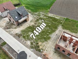 Droom je van een rustige omgeving (doodlopende straat), prachtige vergezichten (agrarische gebied) en een zonnige oriëntatie op het zuiden? Dan voldoet dit perceel van 749m² aan alle criteria. Met een perceelbreedte van 22 meter komt elke architectuur volledig tot zijn recht.<br /><br />Of je nu een landelijke, hedendaagse of moderne woning wil bouwen, met dit perceel is alles van nieuwbouw mogelijk. Contacteer ons voor meer info en voor de prijs.