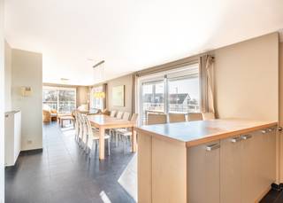 PRACHTIGE penthouse met zonnig terras en GROTE garagebox te koop.Dit unieke pand is gelegen in de jonge (2007) residentie Maeterlinck en bevindt zich...