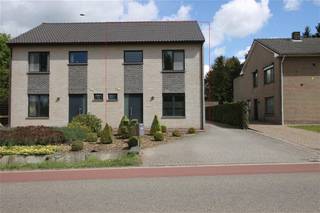 INDELINGGELIJKVLOERSInkomhal met trap naar 1ste verdieping, toiletruimte met handwastafeltje, woonkamer, keuken met aanbouwkeuken voorzien van...