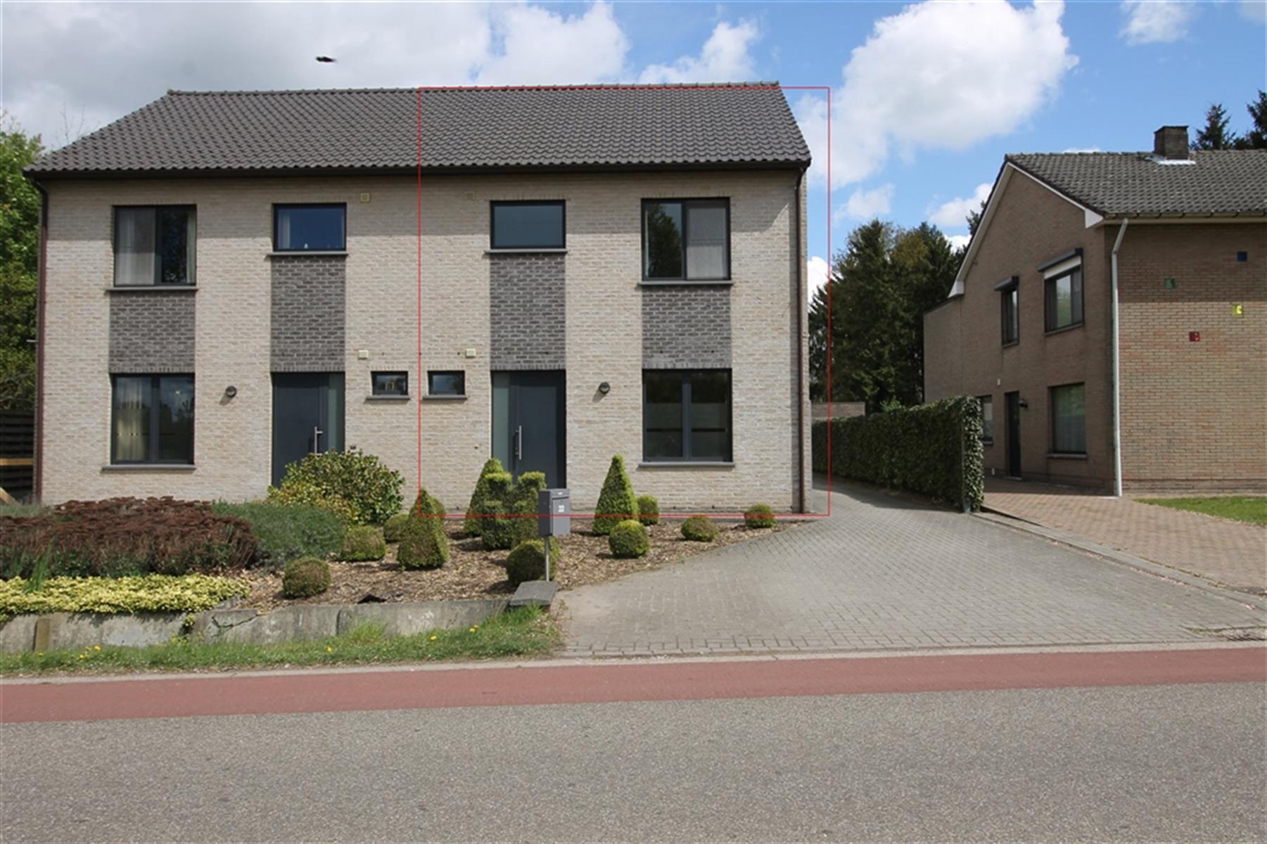 Recente halfopen bebouwing met ruime tuin, terras en garage - foto 1