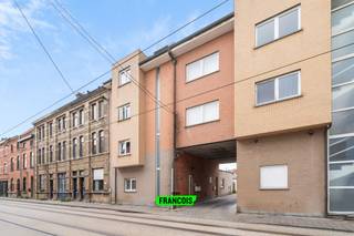 Dit appartement, gelegen in de Jozef Vervaenestraat te Ledeberg, geniet van een uitstekende bereikbaarheid dankzij de nabijheid van belangrijke invalswegen en het openbaar vervoer. In de directe omgeving zijn er tal van winkels, supermarkten en scholen, wat bijdraagt tot een aangenaam en praktisch dagelijks leven. Bovendien is het levendige centrum van Gent vlot te bereiken.<br /><br />Dit ruim appartement bevindt zich op de gelijkvloerse verdieping van een kleinschalige residentie. U betreedt het appartement via een verzorgde inkomhal met toilet, die uitkomt op de ruime en lichtrijke leefruimte met eet- en woonkamer. Verder biedt de hal toegang tot twee volwaardige slaapkamers, een open ingerichte keuken die uitgeeft op de ruime binnenkoer, en een verzorgde badkamer met ligbad, douche en lavabomeubel. Tot slot beschikt het pand nog over een wasplaats en een berging. <br /><br />Het appartement is uitermate geschikt als investeringspand voor verhuur, met de mogelijkheid tot het bijkopen van een of meerdere garageboxen.<br /><br />Heeft dit instapklare en lichtrijke 2-slaapkamerappartement met binnenkoer uw interesse gewekt? Neem dan zeker contact op met Brent via het e-mailadres brent@immofrancois.be om deel te nemen aan de bezoekdag. Tot binnenkort!<br /><br />