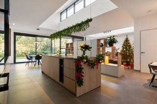 Ontdek deze prachtige, gerenoveerde herenwoning met dubbele garagebox, ideaal gelegen in het centrum van Turnhout — op wandelafstand van...