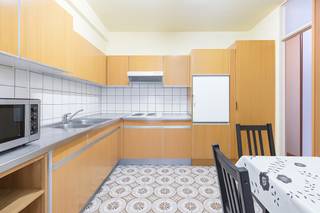 Op een steenworp van het Montgomeryplein, de Georges Henrilaan, het openbaar vervoer en de belangrijkste invalswegen, ontdekt u dit appartement van ±62 m² op een bijzonder gegeerde ligging in Brussel.<br /><br />Het appartement bestaat uit een inkomhal, een aangename leefruimte, een uitgeruste keuken, één slaapkamer, een badkamer en een apart toilet. Een kelder maakt het geheel compleet.<br /><br />Dankzij de strategische ligging, in een geliefde residentiële buurt met een uitstekende bereikbaarheid, vormt dit pand een bijzonder interessante opportuniteit voor investeerders die op zoek zijn naar een goed gelegen en reeds verhuurd appartement.<br /><br />Momenteel verhuurd aan 700 €/maand via een 9-jarig huurcontract gestart op 01/01/2007.<br /><br />Lasten: 180 €/maand (gemeenschappelijke delen, verzekering, syndicus). EPC: G. Afmetingen worden louter ter informatie verstrekt.