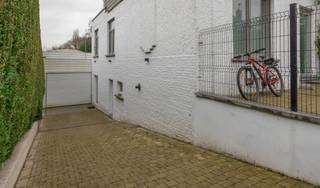 Eengezinswoning met bureau-praktijkruimte en atelierGelegen nabij het centrum van Dilbeek, openbaar vervoer, invalswegen en winkels.Deze woning werd...