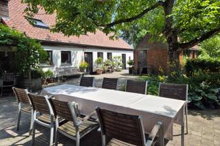 Instapklare hoeve gelegen in agrarisch gebied. Bewoonbare oppervlakte 419m². Oppervlakte perceel 3631m². <br />Oprit met plaats voor 6 auto's. <br />Extra bijgebouwen schuur van +- 110m² en bakhuis met sauna. <br />De tuin is volledig aangelegd als parktuin + omheind verwarmd zwembad.<br />Het pand doet momenteel dienst als zorgwoning. Het heeft 2 ingerichte keukens (van 2019), 2 woonkamers, 2 badkamers, 4 slaapkamers met mogelijkheid om nog 2 extra kamers te voorzien. Het dak werd vernieuwd in 2019.
