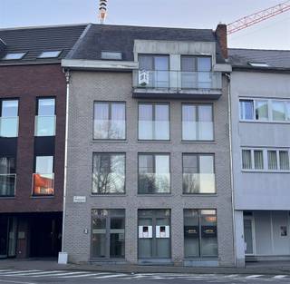 <p><span>Dit verzorgd appartement bevindt zich op de derde verdieping van de kleinschalige Residentie Cathy, een gebouw met slechts vier entiteiten, wat zorgt voor extra rust en privacy. U wordt verwelkomd via de inkomhal die toegang geeft tot de aangename en lichtrijke leefruimte met open keuken. De keuken is volledig uitgerust met een spoelbak, gaskookplaat, dampkap, oven, koelkast, vaatwasser en voldoende kastruimte. Aansluitend is er een praktische berging. Het appartement beschikt verder over twee slaapkamers, een afzonderlijk toilet en een moderne badkamer met dubbele lavabo en een stijlvolle inloopdouche. Vanuit de leefruimte geniet u van toegang tot het terras én van een mooi open uitzicht over het Mouroitplein. Extra troef is de zeer ruime zolder, bereikbaar via een zoldertrap, die tal van mogelijkheden biedt en eventueel kan worden ingericht als extra hobbyruimte, bureau of bijkomende slaapkamer. De ligging is absoluut een meerwaarde: op slechts 100 meter van de Grote Markt, met winkels, horeca en voorzieningen op wandelafstand.</span></p><p><span>Nutsvoorzieningen: water, elektriciteit (dubbel tarief), centrale verwarming op gas, dubbel glas, lift</span></p><p><span> </span></p>