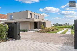<u><strong>Exclusieve casco villa met zwembad, poolhouse en uitzonderlijk potentieel.</strong></u><br />Op zoek naar een exclusieve villa die u volledig naar uw eigen smaak en levensstijl kunt afwerken?<br /><br />Deze indrukwekkende eigendom combineert royale woonoppervlaktes, een nog zelf te kiezen afwerking en een landelijke ligging doch met een vlotte verbinding. <br /><br />De villa bevindt zich op een perceel van 1614 m² gecombineerd met een een bewoonbare oppervlakte van 728 m². De woning wordt verkocht als wind en waterdicht, waardoor u alle vrijheid heeft om de afwerking, materialen en indeling volledig zelf te bepalen. De getoonde beelden dienen uitsluitend ter illustratie van de mogelijke afwerking.<br /><br />De gelijkvloerse verdieping werd ontworpen met oog voor ruimte, maximale lichtinval en een luxe indeling. Grote aluminium raampartijen met hoogrendementsglas zorgen voor een heel wat natuurlijk daglicht en creëren een aangename verbinding met het zwembad, de tuin en het omliggende landschap.<br /><br />Een troef is de volledig ondergrondse verdieping, bereikbaar via de trap, een eigen inrit of de lift. Deze biedt plaats aan meerdere wagens en leent zich perfect voor tal van extra mogelijkheden. Denk aan een fitnessruimte, privépraktijk, kantoor, hobbyruimte of recreatieruimte. Dankzij de aparte parkeergelegenheid (3) vooraan is de woning ook ideaal voor wie wonen en werken wil combineren.<br /><br />Op de eerste verdieping is eveneens veel aandacht besteed aan ruimte. Bovendien is de woning reeds voorzien van de nodige infrastructuur voor de installatie van een personenlift, waardoor alle verdiepingen comfortabel en toekomstgericht bereikbaar zijn.<br /><br />Ook buiten werd niets aan het toeval overgelaten om het estetsich naar eigen smaak in te vullen. Er is reeds een zwembadkuip van 42 m² voorzien, die volledig naar eigen wens kan worden afgewerkt. Daarnaast beschikt de villa over een stijlvol poolhouse, ideaal om volop te genieten van het buitenleven.<br /><br />De woning is volledig afgesloten met een automatische schuifpoort, wat zorgt voor maximale privacy en veiligheid. Achteraan geniet u van een aangenaam uitzicht over de landerijen.<br /><br />Een uitzonderlijke opportuniteit voor wie op zoek is naar een prestigieuze woning die volledig naar eigen wensen kan worden afgewerkt, met tal van mogelijkheden voor zowel privé- als professioneel gebruik.<br /> <br /><strong>Neem gerust contact op met Clemens voor meer informatie of een bezichtiging ter plaatse.<br />☎️ 0497/18.92.55<br />📩 clemens@immo-termote.be </strong>