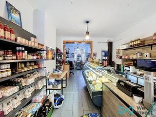 <p><span>Handelsgelijkvloers met een uitstekende indeling en een uitstekende zichtbaarheid, momenteel verhuurd aan een Italiaanse delicatessenzaak en traiteur onder een geregistreerde handelshuurovereenkomst, wat onmiddellijke huurinkomsten voor investeerders garandeert.</span></p>
<p><span>Het pand beschikt over ongeveer 95 m² binnenruimte op een perceel van 115 m² en omvat een handelsruimte van circa 75 m² met een etalage van 5 meter breed en een ruime toonbank, die tal van commerciële mogelijkheden biedt. Achteraan bevindt zich een delicatessenafdeling die de inrichting vervolledigt.</span></p>
<p><span>Aan de achterzijde bevindt zich een ruimte van ongeveer 12 m² die dienstdoet als keuken en opslagruimte. Deze ruimte heeft rechtstreeks toegang tot een privatieve binnenkoer. Een badkamer met douche en toilet vervolledigt het geheel.</span></p>
<p><span>Gelegen aan de gegeerde Vanderkinderestraat in Ukkel, op wandelafstand van de Brugmannlaan, de Molièrelaan en de Winston Churchilllaan, geniet het pand van een dynamische commerciële omgeving in een van de meest gezochte wijken van de hoofdstad.</span></p>
<p><span>Momenteel verhuurd en uitgebaat door een handelszaak gespecialiseerd in Italiaanse gastronomie, vormt dit handelsgelijkvloers een interessante investeringsopportuniteit met onmiddellijke huuropbrengsten. Een ideale investering voor wie op zoek is naar kwalitatief commercieel vastgoed op een toplocatie met een bestaande huurder.</span></p>