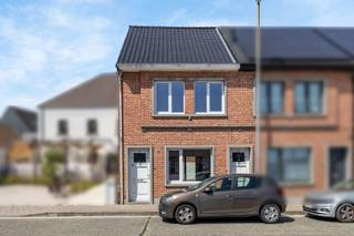 In het hart van Nieuwkerken, recht tegenover de supermarkt en op een korte wandeling van de dorpskern, vind je deze charmante woning met heel wat troeven. Het huis heeft twee slaapkamers en een ruime zolder die makkelijk kan omgetoverd worden tot een extra kamer. Dankzij de vele ramen baadt elke ruimte in het natuurlijke licht.<br /><br />De indeling is praktisch, met een handige zijingang – ideaal om fietsen of tuinmateriaal binnen te zetten. Achteraan ligt een gezellig tuintje waar je in alle rust kan genieten. Binnen is er een keuken met modern comfort en een verzorgde badkamer met ligbad.<br /><br />Ook op technisch vlak zit het goed: het dak werd recent vernieuwd, er staat een nieuwe condensatieketel, de leidingen zijn vervangen en de elektriciteit is conform tot 2047. Er geldt wel een renovatieplicht, maar die kan flink verlicht worden door purplaten tegen de zijgevel te plaatsen.<br /><br />Kortom: deze woning combineert een topligging met comfort en mogelijkheden, en is zo een fijne kans in het centrum van Nieuwkerken.