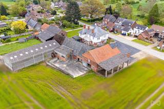 Een droomomgeving, ongelooflijke volumes ... en onbeperkt potentieel! Deze nieuwe woning wacht op uw project. Gelegen in een landelijke omgeving,...