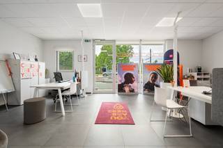 <p>Aantrekkelijk kantoor gelegen op de gelijkvloerse verdieping van Residentie Westkant in het centrum van Evergem.</p><p>Uitstekende locatie op 100m van het Dorpsplein en bovendien unieke commerciële zichtbaarheid langsheen de Kwade Weg.</p><p>Zeer goed bereikbaar dankzij openbaar vervoer (tram, trein & bus) op wandelafstand, alsook verschillende publieke parkings vlakbij.</p><p></p><p>De kantoorruimte werd afgewerkt in 2018 en sedertdien verhuurd aan een heel stabiele huurder (Uitzendkantoor Accent).</p><p>In totaal 110m² bruikbare ruimte ingedeeld als volgt :</p><p>Open kantoorruimte, 3 burelen, berging, sanitair gedeelte en kitchenette.</p><p>Zeer leuke extra is het terras van +/-20m² om even te genieten van de buitenlucht.</p><p>Moderne en duurzame inrichting.</p><p>Zo goed als nieuwbouw en dus zeer energiezuinig.</p><p></p><p>Huidig huurcontract te respecteren, loopt tot 30/09/2027.</p><p>Huurder is vragende partij om nadien verder te huren.</p><p>Heel interessant als opbrengsteigendom!</p><p></p><p>Te bezoeken op afspraak met Bert De Vos - 0477 80 75 80.</p><p>Voor alle info kan u ook steeds mailen naar bert@vastgoeddevos.be</p>