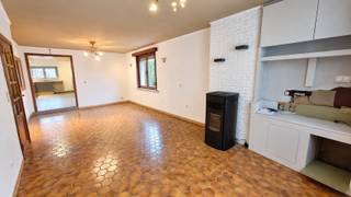 <strong>Halfopen woning met garage en diepe tuin in Deinze</strong><br /><br />Deze <strong>halfopen woning</strong> is gelegen aan de Gaversesteenweg 346 in Deinze,<br />op een <strong>vlot bereikbare locatie</strong> met een goede verbinding naar het centrum van Deinze en de nabijgelegen E17.<br /><br />De woning biedt heel wat mogelijkheden om naar eigen smaak op te frissen en beschikt over een <strong>bewoonbare oppervlakte van 133 m²</strong> op een <strong>perceel van 537 m²</strong>.<br /><br />Op het gelijkvloers bevinden zich de inkomhal, een <strong>gezellige leefruimte, een ruime keuken</strong>, een badkamer, een apart toilet en een <strong>garage</strong>.<br />Naast de garage bevindt zich bovendien een afzonderlijk <strong>poortje</strong><strong> </strong>dat rechtstreeks toegang geeft tot de tuin, bijzonder praktisch voor fietsen en tuinmateriaal.<br /><br />De verdieping telt <strong>twee slaapkamers</strong>, waarvan één met <strong>ingemaakte kasten</strong>.<br />Via een <strong>vaste trap </strong>bereikt u de zolderverdieping, die ingericht kan worden als <strong>derde slaapkamer/hobbyruimte</strong>.<br /><br />Buiten geniet u van <strong>een terras en een diepe tuin</strong> met tal van mogelijkheden.<br />De woning beschikt daarnaast over een <strong>pelletkachel uit 2025</strong> en heeft een <strong>EPC-label D.</strong><br /><br />Oppervlakte kavel : 537 m²<br />Woonoppervlakte : 133 m²<br />EPC : 376 kWh/m²<br /><br />Een <strong>interessante woning </strong>voor wie op zoek is naar een <strong>halfopen bebouwing met garage</strong>, een ruime keuken en een diepe tuin, en deze graag verder <strong>naar eigen smaak wil opfrissen</strong>.