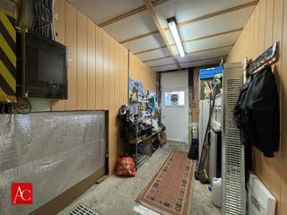 <p><strong>Ruime gezinswoning met 5 slaapkamers, terras en inpandige garage in Kallo</strong></p><p>Bent u op zoek naar een ruime woning met tal van mogelijkheden? Dan is deze gezinswoning in Kallo zeker een bezoek waard. Met maar liefst 5 slaapkamers, een aangenaam terras en een inpandige garage biedt deze woning alle ruimte voor een groot gezin, thuiswerkers of wie graag extra kamers ter beschikking heeft.</p><p>De woning beschikt over een praktische indeling met royale leefruimtes en veel potentieel om ze volledig naar eigen smaak te moderniseren. Het terras vormt een aangename buitenruimte waar u in alle rust kunt genieten van zonnige dagen.</p><p>Een bijkomende troef is de inpandige garage, die niet alleen plaats biedt voor uw wagen, maar ook extra opslagmogelijkheden creëert.</p><p>Het pand heeft momenteel een EPC-label E. Conform de geldende Vlaamse regelgeving geldt hierdoor een renovatieverplichting voor de koper, waarbij de woning binnen een termijn van 6 jaar na aankoop energetisch gerenoveerd dient te worden tot minstens EPC-label D. Dit biedt tegelijk de kans om de woning energiezuiniger te maken en volledig af te stemmen op hedendaags wooncomfort.</p><p>Kortom, een ruime woning met veel potentieel op een gunstige locatie in Kallo, ideaal voor wie op zoek is naar ruimte en bereid is om de woning verder te optimaliseren naar de huidige energienormen.</p><p><strong>Interesse? Contacteer ons voor meer informatie of een bezoek ter plaatse.</strong></p>