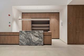Sky Tower 2 - uniek appartement op de 8ste verdieping met ruim terras.<br /><br />Vanuit dit stijlvolle appartement op de 8ste verdieping van Sky Tower 2 geniet je van een adembenemend uitzicht op zee en de jachthaven. Elk moment van de dag brengt hier een nieuw decor van licht, rust en ruimte.<br /><br />Met een bewoonbare oppervlakte van 56 m2 werd elke ruimte doordacht ingericht voor maximaal wooncomfort. Het ruime terras van 18 m2 vormt een verlengstuk van de leefruimte en creëert een harmonieuze verbinding tussen binnen en buiten.<br /><br />Daarnaast beschikt het gebouw over praktische voorzieningen zoals een fietsenberging en een gemeenschappelijke afvalruimte.<br /><br />Hier woon je in alle rust, met een uniek uitzicht en de levendige sfeer van de kust en de stad binnen handbereik.<br /><br />De vooropgesteld prijs is exclusief 21%btw.<br />Stedenbouwkundige inlichtingen en uittreksel Maatregelenregister zijn in aanvraag.<br /><br /><br />Mis deze unieke kans niet en plan vandaag nog uw bezoek in!<br /><br />Bij Albert kom je thuis!