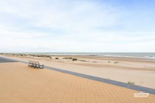 Op zoek naar een rustig gelegen appartement aan zee? Dan is dit lichtrijke appartement op de eerste verdieping van een verzorgde residentie in Raversijde zeker een bezoek waard. Dankzij de mooie ligging geniet u van een prachtig uitzicht op de duinen en bevindt u zich op wandelafstand van de tramhalte, het strand en het natuurgebied Atlantikwall Raversyde. Het centrum van Oostende ligt bovendien op slechts enkele minuten rijden.<br /><br />Het appartement beschikt over een inkomhal, een gezellige leefruimte met veel lichtinval en toegang tot het zonnige terras waar u vanaf de middag van de zon geniet. De keuken sluit mooi aan op de leefruimte. Verder is er een slaapkamer met ingebouwd kastbed en een badkamer met douchecabine en toilet. Ook in de leefruimte is een ingebouwd kastbed voorzien, waardoor het appartement comfortabel plaats biedt aan maximaal vier personen.<br /><br />De residentie werd gebouwd in 2001 en beschikt over een vernieuwde lift. Voor de residentie is bovendien een gemeenschappelijke fietsenstalling aanwezig.<br /><br />Dankzij de uitstekende ligging vlak bij zee, de natuur en het openbaar vervoer is dit appartement ideaal als tweede verblijf, maar ook bijzonder interessant als investering. Door de grote vraag naar appartementen in deze omgeving leent het zich perfect voor verhuur.<br /><br />Interesse in dit appartement? Neem vandaag nog contact op met Justin via 0474 05 59 25 of justin@immofrancois.be voor meer informatie of een bezoek. Wenst u zelf uw eigendom te verkopen? Contacteer Justin gerust voor een vrijblijvende waardebepaling.<br /><br />