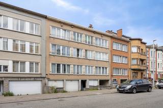 <p>immo DAVID vous propose cet appartement prêt à emménager de 2 chambres avec garage, idéalement situé au troisième et dernier étage, vous garantissant ainsi une tranquillité optimale sans voisins au-dessus. Le hall d'entrée donne accès à un lumineux séjour ainsi qu'à une cuisine séparée entièrement équipée. L'appartement dispose de deux chambres de respectivement 8 m² et 14 m². La plus petite chambre bénéficie d'un accès direct à un agréable balcon. Vous y trouverez également une salle de bains équipée, un WC séparé et une buanderie pratique.</p>
<p>Un autre atout est la spacieuse cave privative qui, combinée au garage, offre de nombreuses possibilités de rangement et de stationnement. Grâce au vidéophone, vous profitez également d'un confort et d'une sécurité supplémentaires.</p>
<p>Avec un excellent PEB de classe B, aucune obligation de rénovation ne s'applique, ce qui rend cet appartement particulièrement intéressant tant pour une occupation personnelle que pour un investissement. Sa situation privilégiée à proximité du Ring, du centre de Zellik, de Bruxelles, des commerces, des transports en commun, de l'UZ Jette et du bois de Laarbeek assure une excellente accessibilité et un cadre de vie agréable. Une opportunité idéale pour ceux qui recherchent un appartement confortable dans un emplacement stratégique.</p>