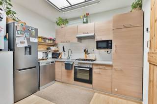 <p><span>Charmante en instapklare woning met zonnige tuin in Hoboken</span></p><p><span>Deze charmante woning is uitstekend gelegen in Hoboken, op een boogscheut van winkels, openbaar vervoer en diverse groene zones. Dankzij de vlotte verbindingen zijn ook Antwerpen, Mechelen en Brussel gemakkelijk bereikbaar.</span></p><p><span>De woning werd de voorbije jaren grondig en kwalitatief vernieuwd. Hierdoor geniet u van hedendaags wooncomfort, een </span><span>gunstig EPC met label C</span><span>, een </span><span>conforme elektrische installatie</span><span> en een </span><span>asbestveilig attest</span><span>. De woning is volledig instapklaar en biedt een aangename combinatie van ruimte, comfort en functionaliteit.</span></p><h3><span>Indeling</span></h3><p><span>Gelijkvloers</span><span><br />Via de inkomhal komt u in de lichte en aangename leefruimte. De open keuken vormt het centrale hart van de woning en sluit naadloos aan op de woonkamer. De keuken is volledig uitgerust met de nodige toestellen en beschikt over een praktische indeling.</span></p><p><span>Dankzij de grote raampartijen geniet de leefruimte van een overvloed aan natuurlijk licht en een aangename, open sfeer.</span></p><p><span>Op het gelijkvloers bevindt zich tevens een ruime slaapkamer die eveneens perfect kan worden ingericht als bureau- of hobbyruimte. Daarnaast is er een moderne badkamer.</span></p><p><span>Eerste verdieping</span><span><br />Op de eerste verdieping bevinden zich nog twee slaapkamers, waardoor de woning in totaal over drie slaapkamers beschikt.</span></p><h3><span>Zuidgerichte tuin</span></h3><p><span>Achteraan beschikt de woning over een </span><span>zuidgerichte tuin</span><span>, waar u in alle privacy kunt genieten van de buitenruimte. Een aangename plek om te ontspannen, te genieten van de zon of gezellig samen te zijn met familie en vrienden.</span></p><h3><span>Troeven</span></h3><ul><li><span>Instapklare en recent vernieuwde woning</span></li><li><span>3 slaapkamers</span></li><li><span>Open en volledig uitgeruste keuken</span></li><li><span>Veel natuurlijke lichtinval</span></li><li><span>Zuidgerichte tuin met veel privacy</span></li><li><span>EPC-label C</span></li><li><span>Elektriciteit conform</span></li><li><span>Asbestveilig</span></li><li><span>Uitstekende bereikbaarheid van Antwerpen, Mechelen en Brussel</span></li><li><span>Gelegen nabij winkels, openbaar vervoer en groen</span></li><li><span>Beschikbaar bij akte</span></li></ul><p><span>Een ideale gezinswoning voor wie op zoek is naar een instapklaar en comfortabel huis met een zonnige tuin op een gunstige locatie in Hoboken.</span></p>