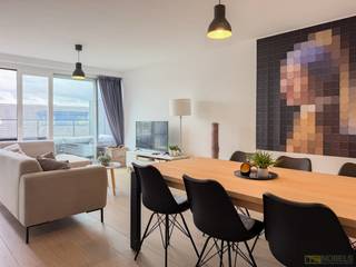 INSTAPKLAAR EN ENERGIEZUINIG APPARTEMENT, UITERST CENTRAAL GELEGEN in Oudenaarde en op WANDELAFSTAND van het STATION. Dankzij de NABIJHEID van de Grote Markt, winkels, scholen, sportfaciliteiten en openbaar vervoer geniet u hier van ALLE VOORZIENINGEN BINNEN HANDBEREIK. De combinatie van de CENTRALE LIGGING, de RECENTE RESIDENTIE en de PRAKTISCHE INDELING maakt dit appartement bovendien tot een IDEALE EN ZORGELOZE INVESTERINGSEIGENDOM. Het appartement werd gebouwd in 2017 en bevindt zich op de 4DE VERDIEPING, vlot bereikbaar met de LIFT. De GROTE RAAMPARTIJEN zorgen voor bijzonder veel NATUURLIJKE LICHTINVAL en creëren een aangename en RUIMTELIJKE WOONBELEVING. Bijkomend heeft u de mogelijkheid tot aankoop van een ONDERGRONDSE AUTOSTAANPLAATS, een ABSOLUTE MEERWAARDE in het centrum van de stad.<br />De indeling gaat als volgt: via de inkomhal heeft u toegang tot een apart gastentoilet en een praktische berging. Vervolgens bereikt u de ruime en lichtrijke leefruimte met aansluitend de ingerichte open keuken. Vanuit de woonkamer heeft u rechtstreeks toegang tot het zonnige, zuidoostgerichte terras, waar u geniet van een ruim uitzicht over Oudenaarde en de Vlaamse Ardennen. Verder beschikt het appartement over 2 volwaardige slaapkamers, waarvan één eveneens perfect dienst kan doen als bureau of hobbyruimte, en een verzorgde badkamer. <br /><br />Adres: Libellenstraat 4 bus 503 te Oudenaarde<br /><br />EPC: 91kWh/m²; G-score en P-score D; Geen renovatieverplichting van toepassing; Bestuursmaatregelen in het maatregelenregister: Neen; Beschikbaarheid te bespreken met eigenaar