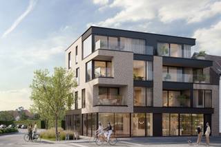 Op zoek naar de ideale locatie voor uw onderneming?<br /><br />Ontdek deze veelzijdige, gelijkvloerse handelsruimte met ruim terras, perfect gelegen in het hart van Waregem. Dankzij de centrale ligging – vlak bij het station, het stadscentrum en te midden van een bruisende winkelstraat – geniet u hier van maximale visibiliteit en een constante stroom van voorbijgangers en potentiële klanten.<br /><br />Ligging:<br />Deze handelsruimte bevindt zich in een drukbezochte winkelstraat, een toplocatie die garant staat voor een uitstekende zichtbaarheid en commerciële kansen.<br /><br />Indeling &amp; Afwerking:<br />De ruimte wordt casco aangeboden, wat u de unieke mogelijkheid geeft om het interieur volledig naar eigen smaak en noden in te richten. U vertrekt van een blanco canvas zonder beperkingen van bestaande structuren – ideaal voor wie een persoonlijke en doordachte invulling wil geven aan zijn of haar handelszaak.<br /><br />Terras:<br />Een ruim terras van 27,40 m² biedt tal van mogelijkheden – van extra verkoopruimte tot een sfeervolle plek om klanten te ontvangen.<br /><br />Extra troef:<br />Er is de mogelijkheid tot aankoop van een parkeerplaats of carport, wat het comfort voor zowel uzelf als uw klanten aanzienlijk verhoogt.