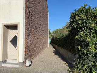 In een doodlopende straat deze statige familiale woning.<br /><br /><span>✅ Rustige buurt<br />✅ Veel lichtinval in de woning<br />✅ Gezellige woonruimte<br />✅ Ingerichte keuken met eethoek<br />✅ 3 ruime slaapkamers<br />✅ Geïnstalleerde badkamer<br /><br /></span><span>✅ Grote diepe tuin met laterale zij-ingang<br />✅ Dubbele beglazing en geïsoleerde zolder<br />✅ Nog wat opfriswerken<br />✅ Asbestveilig<br />✅ EPC : 648 KwH/m2/jaar<br />✅ Vlotte verbindingen naar Aalst met het openbaar vervoer.<br /><br /></span>Een aanrader in zijn prijsklasse.
