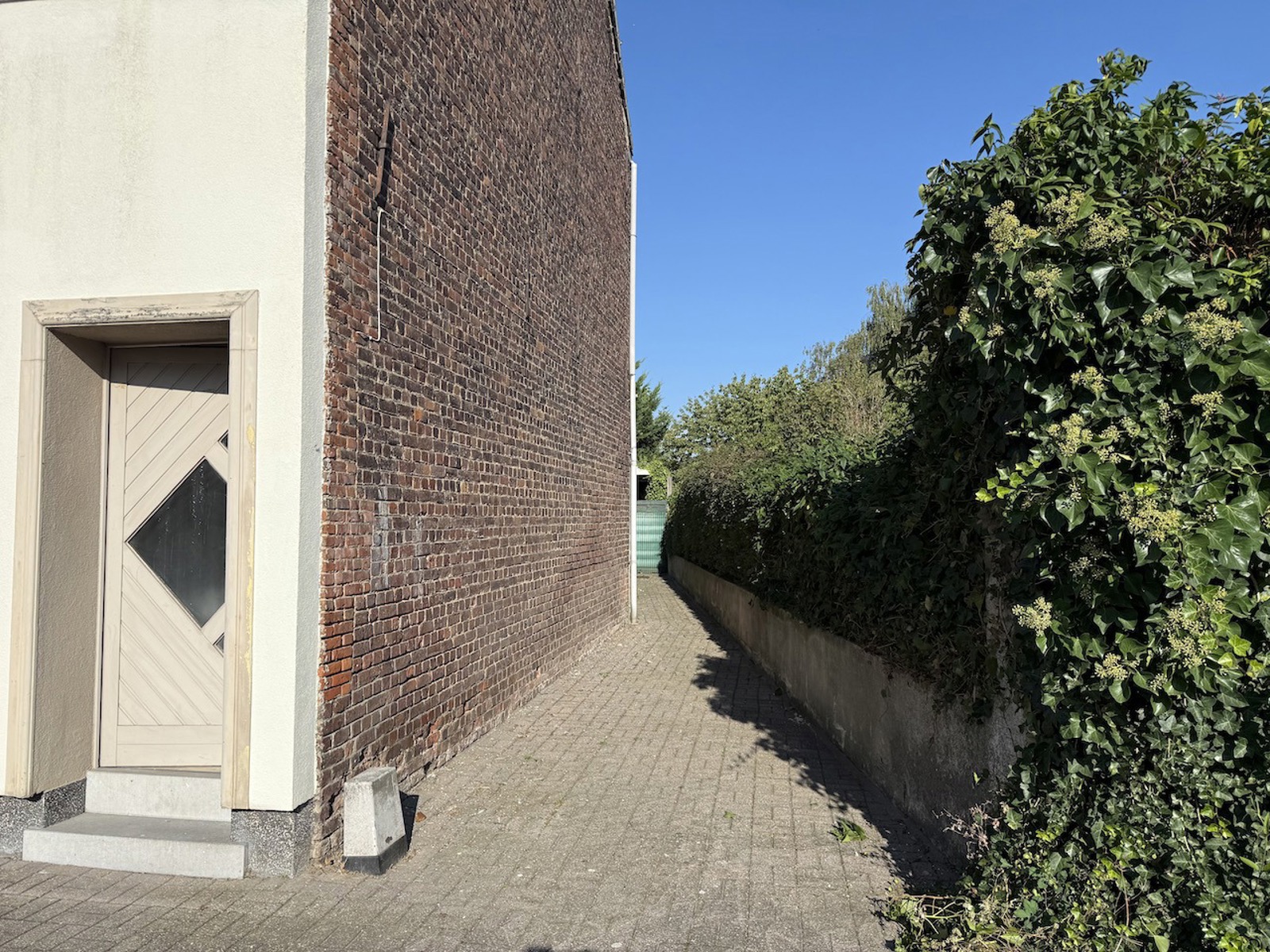 RUSTIG GELEGEN GROTENDEELS GERENOVEERDE FAMILIALE WONING MET 3 SLAAPKAMERS EN GROTE TUIN - foto 3