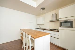 <p><span> </span></p><p><span>Centraal wonen, maar toch in een rustige straat zonder doorgaand verkeer? Deze gelijkvloerse studio van ca 50m² ligt pal in de gezellige Universiteitsbuurt, vlak bij de Ossenmarkt. Je krijgt hier een verrassend ruime leefruimte met open keuken, hoge plafonds, een aparte slaaphoek en een badkamer. Ideaal voor starters of studenten!</span></p><p><span> </span></p><p><span>Open, ruim en lekker licht</span></p><p><span>Je stapt de studio binnen in de grote leefruimte met open keuken. De hoge plafonds en vele ramen geven de ruimte een aangenaam open gevoel en zorgen voor heel wat natuurlijk licht. Op de vloer ligt een warme laminaat, die mooi doorloopt in de rest van de studio. Aan plaats geen gebrek: je kunt hier makkelijk een volwaardige zithoek én eethoek kwijt. De open keuken sluit mooi aan bij de leefruimte en is tijdloos ingericht met witte kasten en een donker werkblad. Je hebt er een 5-pits gasvuur, dampkap, inox spoelbak, koelkast en oven. Het eiland met houten werkblad en zitplaats vormt een gezellige scheiding tussen koken en wonen: ideaal voor je ontbijt, een snelle koffie of apero met vrienden.</span></p><p><span> </span></p><p><span>Handige slaaphoek & badkamer</span></p><p><span>Achteraan werd de vroegere scheidingswand naar de slaapruimte weggehaald, waardoor de studio vandaag nog ruimer en opener aanvoelt. De nis van zo’n ca. 5,5 m² blijft wel een handig afgebakend hoekje om je bed te zetten, zodat je slaapgedeelte niet midden in de leefruimte staat. De indeling op het grondplan bevestigt mooi hoe leefruimte, slaaphoek en badkamer rond elkaar georganiseerd zijn. Naast de slaaphoek ligt de badkamer welke volledig betegeld en praktisch ingericht is met een douchecabine, hangtoilet, lavabo met spiegel en handdoekradiator. Er is bovendien een aansluiting voorzien voor je wasmachine en droogkast. </span></p><p><span>De studio heeft pvc-ramen met hoogrendementsglas en individuele nutsvoorzieningen. Ook het gunstige EPC en de conforme elektrische installatie zijn mooie extra’s.</span></p><p><span> </span></p><p><span>Universiteitsbuurt voor de deur</span></p><p><span>Hier woon je midden in Antwerpen, vlak bij de Ossenmarkt en in de levendige Universiteitsbuurt. Een koffie, lunch, boodschappen of een avondje uit: in het centrum ligt zowat alles binnen handbereik. Toch ligt de studio zelf in een zeer rustige straat zonder doorgaand verkeer. Een fijne combinatie als je graag centraal woont, maar thuis ook wat rust wilt. Ook zonder auto zit je hier goed: er is een Velo-station op amper 50 meter en tram- en busverbindingen vind je voor de deur. Ideaal voor studenten, starters of wie gewoon graag alles te voet of met de fiets doet.</span></p><p><span> </span></p><p><span> </span></p>