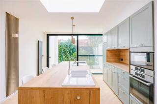 <p><span>SINT NIKLAAS – Vous cherchez une maison entièrement rénovée près du centre ville ? Ne cherchez plus — vous avez trouvé !</span></p><p><span> </span></p><p><span>Quelques atouts du bien :</span></p><p><span>- Rénovation totale en 2025<br />- Terrasse ensoleillée (orientation sud)<br />- Efficacité énergétique (EPC 171 – label B)<br />- 3 chambres à coucher complètes<br />- Belle façade authentique<br />- Nombreux parkings dans la rue</span></p><p><span> </span></p><p><span>Derrière la charmante façade authentique se cache un bijou entièrement rénové !</span></p><p><span>Aménagement du rez-de-chaussée:</span><span><br /> Vous entrez dans la maison par le hall d'entrée avec des carreaux de mosaïque authentiques. Ensuite, vous trouverez la luxueuse salle de bains avec baignoire sur pieds, toilettes, douche à l'italienne et lavabo. Vous entrez dans le salon lumineux avec la cuisine ouverte, équipée d'un îlot de cuisson avec coin salon, d'appareils électroménagers intégrés et de nombreux placards. À l'arrière, vous bénéficiez d'une terrasse ensoleillée.</span></p><p><span> </span></p><p><span>Premier étage:</span><span><br />Afterspace avec accès à deux chambres spacieuses.</span></p><p><span> </span></p><p><span>Deuxième étage:</span><span><br />Une troisième chambre particulièrement spacieuse.</span></p><p><span> </span></p><p><span>En bref :</span><span> une maison rénovée de grande qualité, prête à l'emploi, dans un emplacement de choix !</span></p><p><span>Intéressé(e) ? Contactez rapidement l'agent immobilier Axel Lenaerts pour plus d'informations!<br /><br /></span></p><p><span>Prix demandé : €314.000</span></p><p><span> </span></p>