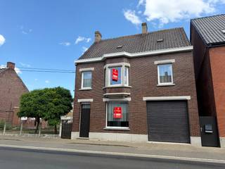 In de Klerkenstraat 32 vind je deze ruime gezinswoning met veel mogelijkheden. De woning biedt een stevige basis en een praktische indeling, ideaal voor wie op zoek is naar ruimte en de kans om alles naar eigen smaak te renoveren.<br /><br />Bij het binnenkomen is er een inkomhal 🚪 die toegang geeft tot de verschillende ruimtes. De woning beschikt over een leefruimte 🛋️ en een grote leefkeuken 🍽️.<br /><br />Er zijn drie slaapkamers 🛏️ en twee badkamers 🚿, wat de woning zeer geschikt maakt voor grotere gezinnen. Bovendien kunnen er op de zolder (bereikbaar met vaste trap) nog extra slaapkamers gemaakt worden.<br /><br />Verder is er een zolder, een kelder en een grote garage met doorrijpoort🚗. Buiten is er een afgesloten tuin.<br /><br />Een woning met ruimte, mogelijkheden en veel toekomstpotentieel ✨<br /><br />+ Geïsoleerd dak met PUR-isolatieplaten<br />+ PVC-ramen met hogerendementsbeglazing en elektrische rolluiken<br /><br />📞 Interesse? Contacteer Thijs, Friedel of Nina :<br />📲 051 57 54 61<br />📧 thijs@grouptrybou.be<br />📧Nina@groutrybou.be<br /> | friedel@grouptrybou.be