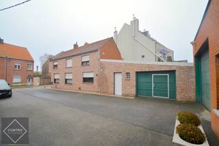 <span><strong><u>Benaderende OPPERVLAKTEN:</u></strong><br /><strong><em>Constructie - bebouwde oppervlakten: </em></strong>±105m<sup>2</sup> (inclusief garage)<br /><em><strong>Grondoppervlakte: </strong></em></span><br /><br /><span><strong><u>INDELING</u></strong><u>:</u></span><br /><span><strong><em>Gelijkvloers (105m<sup>2</sup>)</em></strong>: Inkomhal - rechthoekige leefruimte met gaskachel - keuken</span><span> - wasplaats met toilet - douchekamer - garagebox.</span><br /><span><strong><em>Eerste verdieping (60m<sup>2</sup>)</em></strong>: Nachthal - 3 slaapkamers</span><br /><u>Algemene staat</u>: normaal! Nieuwe ramen met dubbele beglazing!!<br /><u>Potentiële huuropbrengst</u>: € 650,-/maand<br /><br /><span><strong><u>BESTEMMINGSMOGELIJKHEDEN:</u></strong></span><br /><span>Volgens het gewestplan volledige gelegen in <strong>woongebied</strong>: b</span>estemd voor wonen, alsmede voor handel, dienstverlening, ambacht en kleinbedrijf voor zover deze taken van bedrijf om redenen van goede ruimtelijke ordening niet in een daartoe aangewezen gebied moeten worden afgezonderd, voor groene ruimten, voor sociaal-culturele inrichtingen, voor openbare nutsvoorzieningen, voor toeristische voorzieningen, voor agrarische bedrijven. <br /><br /><span><strong><u>NUTSVOORZIENINGEN</u></strong><u>:</u><br />Stadswater, CV op aardgas, elektriciteit</span><span>, telefonie/internet (wifi)/distributie, riolering/septiek.</span><br /><br /><span><strong><u>LIGGING:</u></strong></span><br /><span>Centrale ligging: op wandelafstand van winkels, scholen, bakkerij/slagerij, apotheek, bowling, snookerzaal, kinderdagverblijf, ziekenhuis (AZ Delta Rembert), ...</span><br /><span>Openbaar vervoer: op 2 minuten van een bushalte</span><br /><span>Vlotte ontsluiting naar kust en binnenland via </span><span>autosnelwegen (E40/E403)</span><br /><br /><span><u>* Bijzonderheden</u></span><br />- De koer is belast met een erfdienstbaarheid (recht van doorgang naar het magazijn).<br />- Onze referentie op<strong> </strong><strong>www.centro.be</strong>: <strong>Q0616-W </strong>of contacteer ons via <strong>050700102</strong><strong>.</strong><br /><br /><span><strong>Wilt u ook weten hoeveel uw woning waard is?</strong></span><br />Contacteer ons vrijblijvend voor een marktconforme waardebepaling van uw pand.