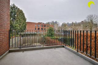 Dans un endroit très central à Mortsel, nous trouvons cet appartement 2007 de 2 chambres à coucher avec terrasse et abri de voiture à l'arrière.Le...