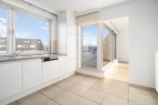 Op wandelafstand van het station, Grote Markt, scholen en het stadspark van Poperinge resideert dit lichtrijk, instapklaar duplexappertement (3de en 4de verdieping) met ruime garage.<br /><br />Dit instapklaar appartement omvat op de benedenverdieping een inkomhal met apart toilet, ruime woonkamer met een volledig ingerichte keuken (met o.a. een keramische kookplaat, dampkap, oven, microgolfoven, spoelbak, vaatwasser en koelkast met apart diepvriesvak), een berging en één slaapkamer met aansluitend een badkamer.<br /><br />Op de volgende verdieping is er een apart toilet, tweede badkamer (uitgerust met een ligbad en dubbele wastafel), een geriefelijke berging/ wasruimte, één slaapkamer en nog een kleine opbergruimte.<br /><br />Er is centrale verwarming op gas zowel boven als beneden. Er zijn reeds lichtarmaturen aanwezig en sommige gordijnen. Het appartement kent twee ruime terrassen (noordoostelijk en zuidelijk/zongericht).<br /><br />Beschikbaar vanaf 01/11/2026.<br /><br />Huurprijs: €760/maand.<br /><br />Gemeenschappelijke kosten: €65/maand.<br /><br />