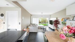 Instapklare en verzorgde woning voorzien van 2 garages (1 inpandig en 1 losstaand), alsook een mooie tuin met veel zon. Deze aangename gezinswoning is rustig gelegen in een doodlopende straat, vlakbij het strand. <br /><br />De woning werd vernieuwd in 2018 en heeft volgende indeling: <br /><br />Niveau 0: aangename inkomhal met de trap, een ruime inpandige garage en een aparte wasplaats. Grote tuin met zonneterras achteraan en toegang tot de tweede garagebox.<br />Niveau +1: een leuke woonkamer met veel licht en een volledig ingerichte open keuken met eeteiland. Via de keuken hebt u toegang tot een klein terrasje en de onderliggende tuin. Verder nog een gastentoilet op de hall. <br />Niveau +2: drie slaapkamers en een prachtige badkamer met douche en toilet. <br /><br />Energiezuinig EPC-attest (B-label). Overal verwarming op aardgas (condensatieketel), elektrische rolluiken, blanco elektriciteitskeuring, … <br /><br />Bezoeken of meer informatie? <br />Contacteer Sacha Vanrafelghem op GSM 0487/43.79.10.