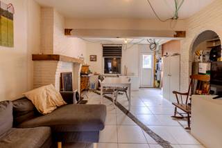 Volledig te renoveren woning in Turnhout op perceel van 190 m²! De woning biedt tal van mogelijkheden om te renoveren en de technieken zijn reeds vernieuwd.<br /><br />Troeven : <br />- te renoveren naar eigen smaak<br />- mooie leefruimte met aanpalende keuken<br />- nieuwe HRM condensatieketel Bosch<br />- zonneboiler<br />- EPC label C<br />- elektriciteit vernieuwd<br />- 2 ruime slaapkamers<br />- centraal, rustig gelegen <br />- nabij invalswegen / centrum<br /><br />Via de leefruimte kom je in de aanpalende keuken en achterliggende badkamer. Verder kan je vanuit de keuken naar het ingesloten terras. Op de verdieping bevinden zich 2 ruime slaapkamers. De voortuin kan je perfect omvormen om in alle rust te genieten van je tuin. <br /><br />Zin om van deze woning je nieuwe thuis te maken ? <br />Bel ons voor een afspraak ter plaatse om het potentieel van deze woning te bekijken op 03/283 62 43!