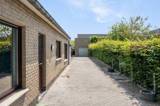 IN OPTIE!! Volledig te renoveren open woning met ruime afzonderlijke garage en grote tuin op een toplocatie nabij Oude Bareel in Sint-Amandsberg/Oostakker. De woning bevat op het gelijkvloers een inkomhal, een leefruimte met grote veranda, een basis keuken, een toilet, een nachthal met wasplaats/berging, twee slaapkamers en een badkamer met ligbad, was meubel en een toilet. Op de eerste verdieping zijn er 3 ruime slaapkamers (waarvan kamer 3 toegankelijk via kamer 2). De woning beschikt niet over leidingwater (geboorde filterput) en wordt centraal verwarmd met stookolie. Het buitenschrijnwerk bestaat vnl. uit PVC met dubbel glas en rolluiken. De totale oppervlakte van het zuidoost georiënteerde perceel is 761m².<br />Wil u deze te renoveren woning op een toplocatie bezoeken? Stuur een mail naar gunther@loimmo.be en wij nemen contact met u op om een afspraak in te plannen.