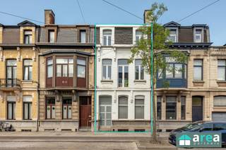 Deze karaktervolle woning is gelegen nabij het centrum van Merksem, vlakbij diverse scholen, winkels en het openbaar vervoer. De autosnelweg is op...